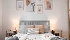 A neatly made bed with rolled towels and rose petals, bedside tables with lamps, and framed artwork on the wall. - Colosseum ★★★★★ - Rooftop with HOT jacuzzi and Skyline of Rome (Roma)