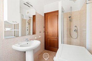 Chuveiro, secador de cabelo, bidê, toalhas de banho