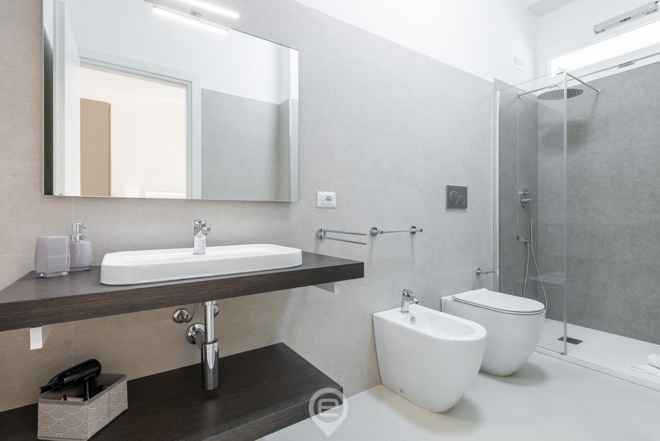 Dusche, Haartrockner, Bidet, Handtücher