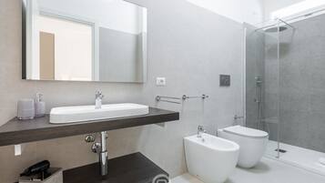 Dusche, Haartrockner, Bidet, Handtücher