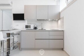 Refrigerador, microondas, parrilla de estufa y cafetera y tetera
