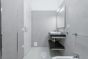 Dusche, Haartrockner, Bidet, Handtücher