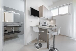 Frigorifero, microonde, piano cottura, macchina per tè/caffè