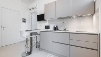 Réfrigérateur, micro-ondes, plaque de cuisson, cafetière/bouilloire