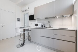 Fridge, microwave, stovetop, coffee/tea maker - Al Parco Studios - Studio Caravaggio (Cagliari)
