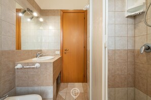 Shower, hair dryer, bidet, towels - House Atena - Sa Rocca Tunda (Sa Rocca Tunda)