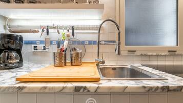 Kühlschrank, Mikrowelle, Herdplatte, Geschirrspüler