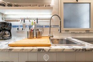 Kühlschrank, Mikrowelle, Herdplatte, Geschirrspüler