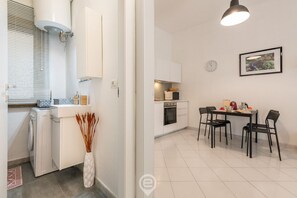 冷蔵庫、電子レンジ、オーブン、コンロ