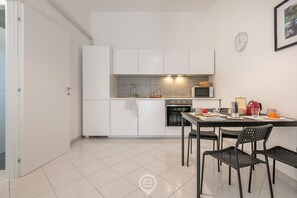 Frigorifero, microonde, forno, piano cottura