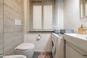 シャワー、ヘアドライヤー、ビデ、タオル