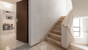 Eine Treppe mit beigen Stufen, die zu einer Zwischenebene führt.