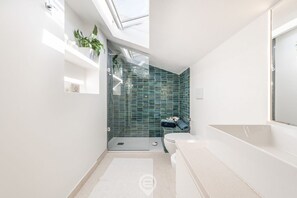 Een douche, een haardroger, een bidet, handdoeken