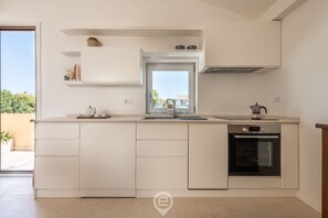 Kjøleskap, ovn, kokeplater og kaffetrakter/tekoker