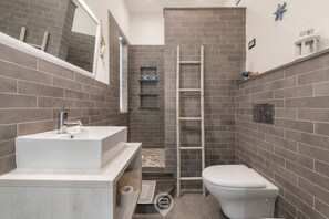 Douche, sèche-cheveux, bidet, serviettes fournies