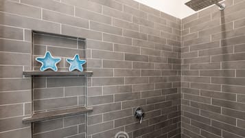Douche, sèche-cheveux, bidet, serviettes fournies