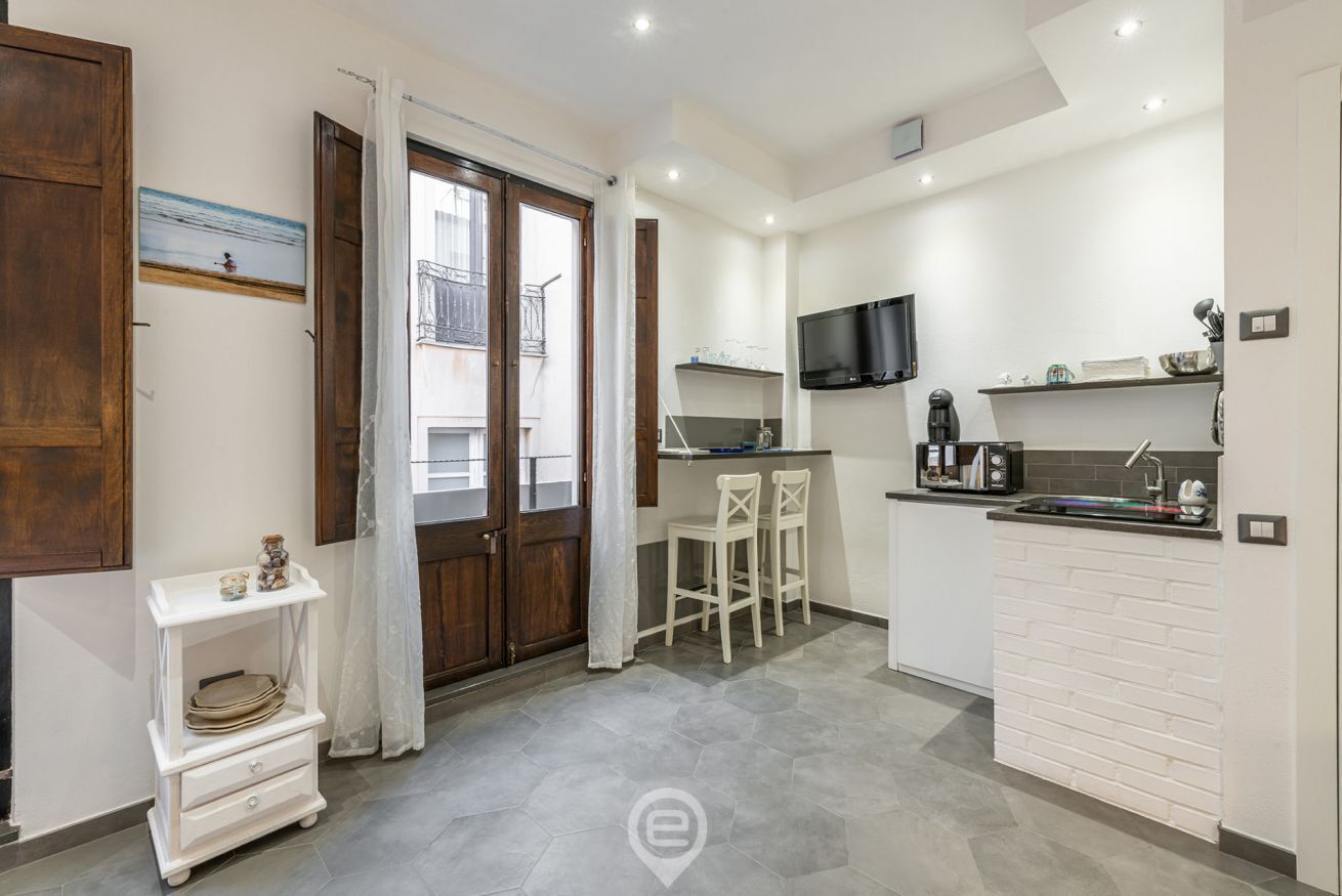 Kjøleskap, mikrobølgeovn, kokeplater og kaffetrakter/tekoker