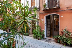 Exterior detail - Lilla Myra (Cagliari)