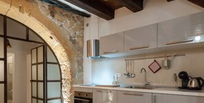 Réfrigérateur, four, plaque de cuisson, cafetière/bouilloire