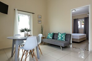 Apartment 3 Starfish | Living area | 32-inch LCD TV with cable channels, TV - Little Sea (Noord)