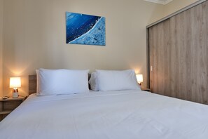 Premium bedding, in-room safe, blackout drapes, iron/ironing board - Little Sea (Noord)