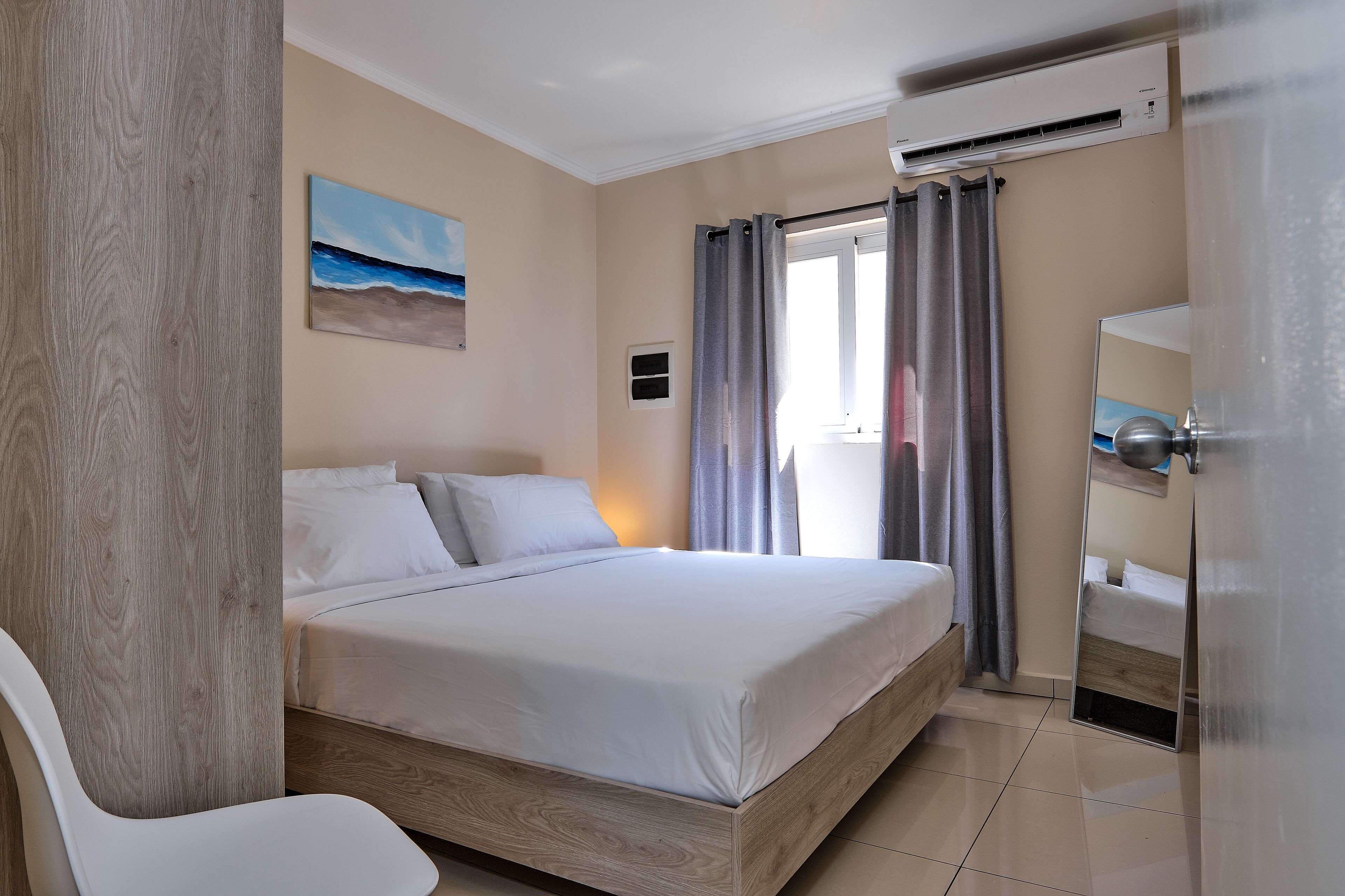 Apartment 5 Conch | 高級寢具、房內夾萬、遮光窗簾/窗簾、熨斗/熨衫板