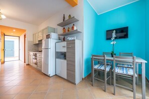 Kühlschrank, Ofen, Herdplatte, Kochgeschirr/Geschirr/Besteck