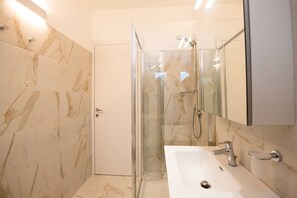 Comfort appartement | Badkamer | Een douche, een bidet, handdoeken, zeep