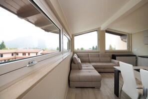 Familie appartement | Woonruimte | Een 50-inch flatscreentelevisie met digitale zenders en televisie