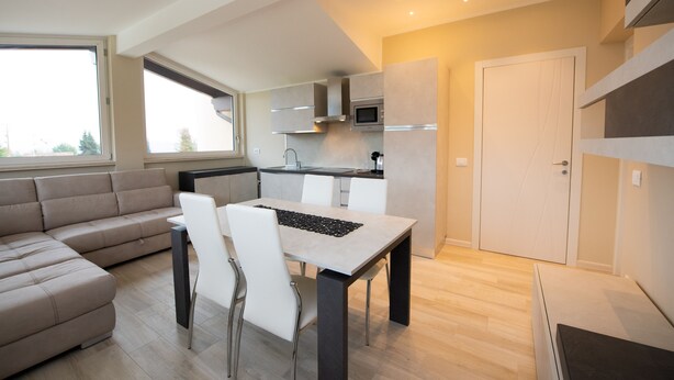 Een modern appartement met een eethoek, keuken en woonruimte.