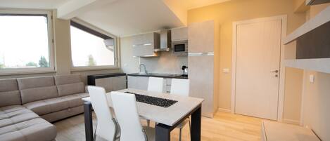 Familienapartment | Wohnbereich | 50-Zoll-Flachbildfernseher mit Digitalempfang, Fernseher