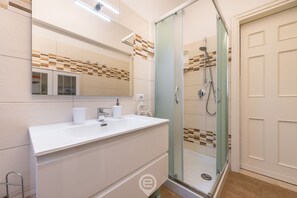 Shower, hair dryer, bidet, towels - Apartment on Shopping street (Cagliari)