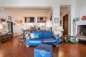 TV, fireplace, stereo