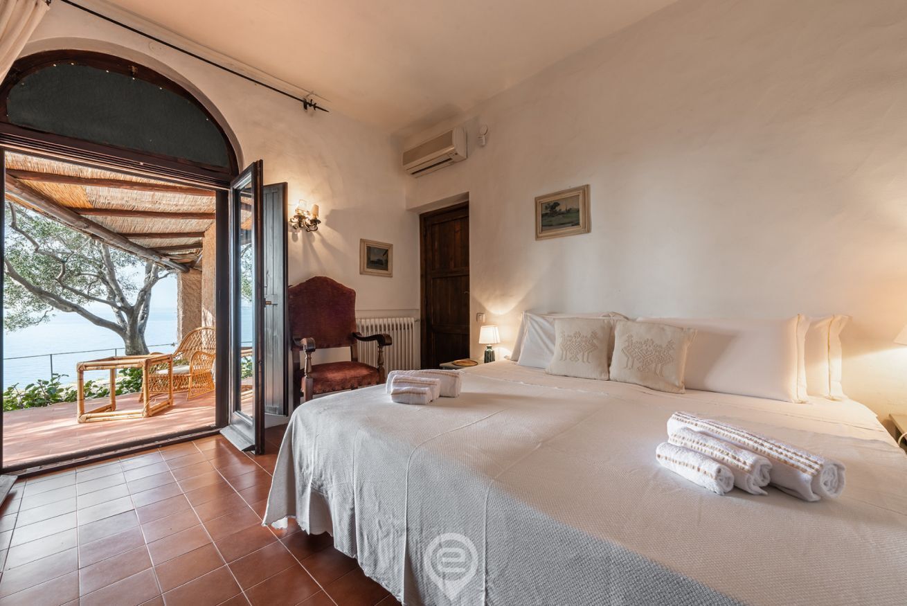 4 chambres, coffres-forts dans les chambres, fer et planche à repasser