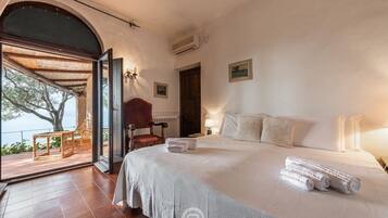 4 chambres, coffres-forts dans les chambres, fer et planche à repasser