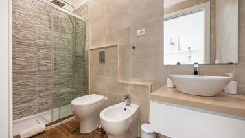 Dusche, Haartrockner, Bidet, Handtücher