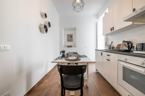 Fridge, oven, stovetop, dishwasher