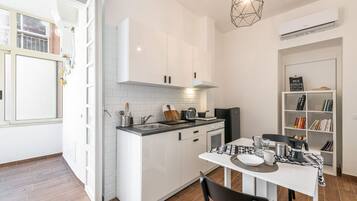 Een koelkast, een oven, een kookplaat, een vaatwasser