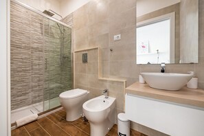 Shower, hair dryer, bidet, towels - Cagliari Lifestyle Apartment (Cagliari)