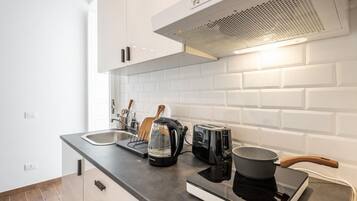 Fridge, oven, stovetop, dishwasher