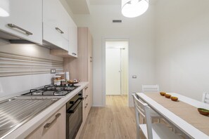 Fridge, oven, stovetop, cookware/dishes/utensils - Maison Galilei: Elegance, Comfort, and Design in the Heart of the City (Cagliari)