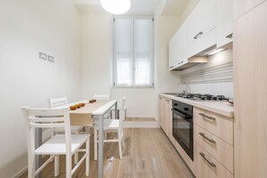 Fridge, oven, stovetop, cookware/dishes/utensils - Maison Galilei: Elegance, Comfort, and Design in the Heart of the City (Cagliari)