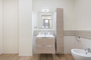 Ducha, secador de pelo, bidé y toallas