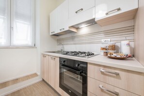 Kühlschrank, Ofen, Herdplatte, Kochgeschirr/Geschirr/Besteck