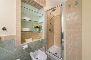 Dusche, Haartrockner, Bidet, Handtücher