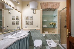 Douche, sèche-cheveux, bidet, serviettes fournies