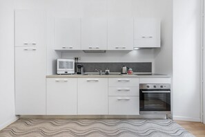 Kühlschrank, Mikrowelle, Ofen, Herdplatte