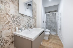 Douche, sèche-cheveux, bidet, serviettes fournies