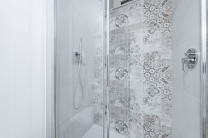 Bruser, hårtørrer, bidet, håndklæder