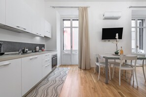 Kühlschrank, Mikrowelle, Ofen, Herdplatte